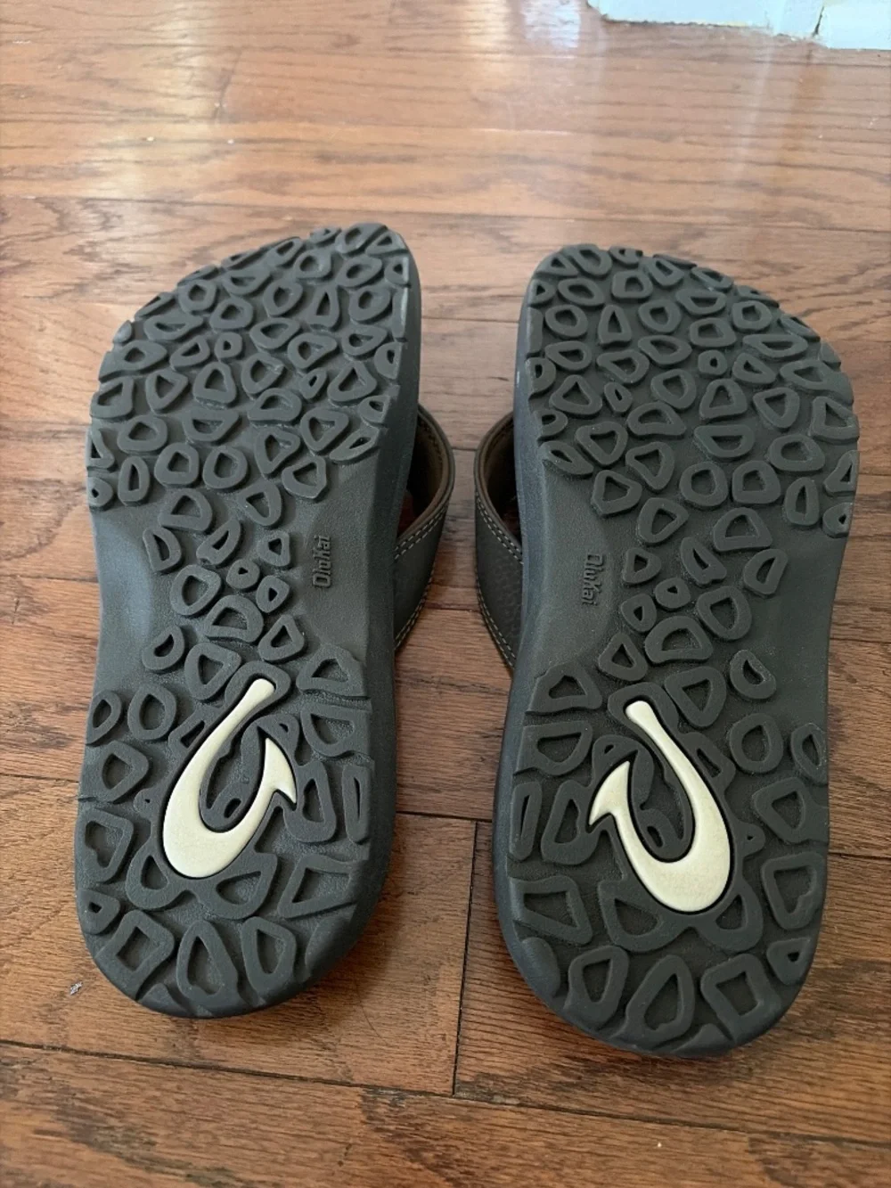 Men’s size 10M Olu Kai Brown flip flops